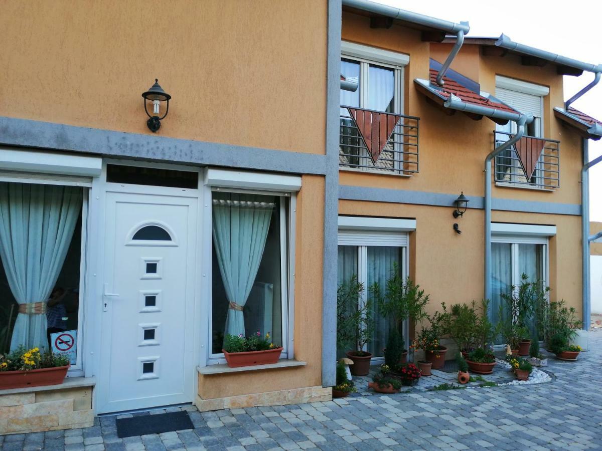 Bed and Breakfast Ludvig Panzió Villány Exterior foto